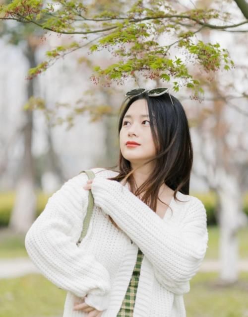 裙子 + 小白鞋，裙子 + 平底鞋，2021巨in组合 ！