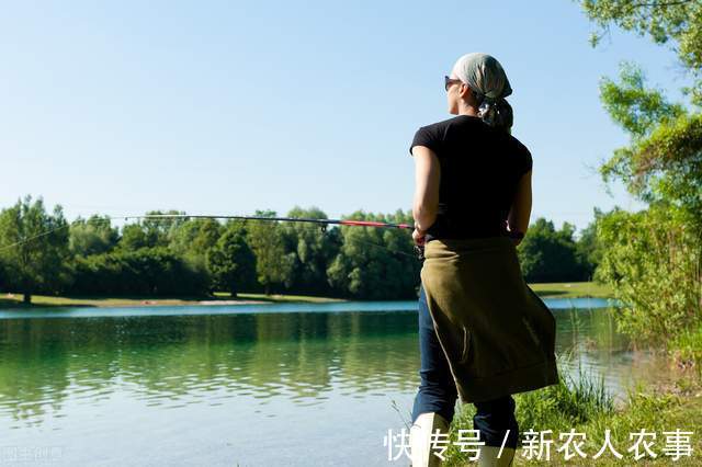 四川一女子钓鱼上瘾，野钓鲫鱼误入鲢鳙窝爆护，网友：难得遇一回