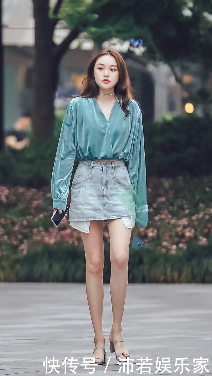 美女的半身裙搭配与众不同,还有浓浓的时尚味道