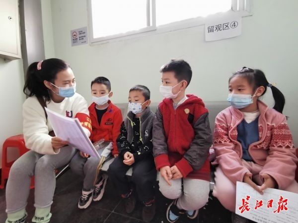长江日报|江汉社区医护与教师坚守接种点为学生错峰服务
