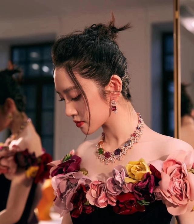 套链 奢华的珠宝套链比项链的做工更难,选石更苛刻,成为最耀眼的存在