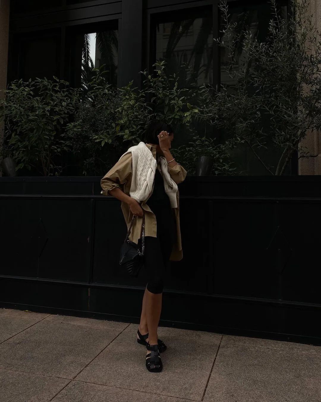 collins|朱莉最爱的奶油色，要怎么穿才看起来温柔又多金？