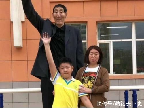 内蒙|内蒙第一巨人鲍喜顺不听医生劝告坚持生娃,如今娃长成什么样