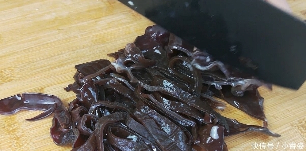 西红柿|夏天要多喝这个汤，8元能做一大锅，开胃又营养，上桌连汁都不剩