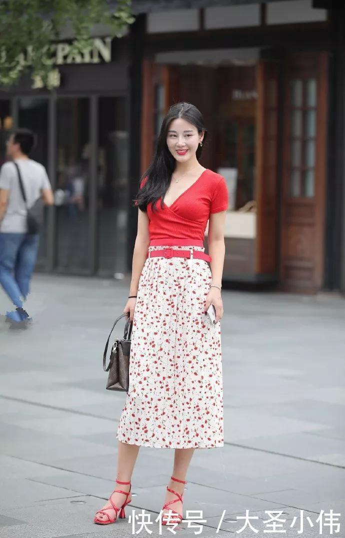 美女街拍清新甜美的连衣裙美女,婀娜风姿让人迷恋不已