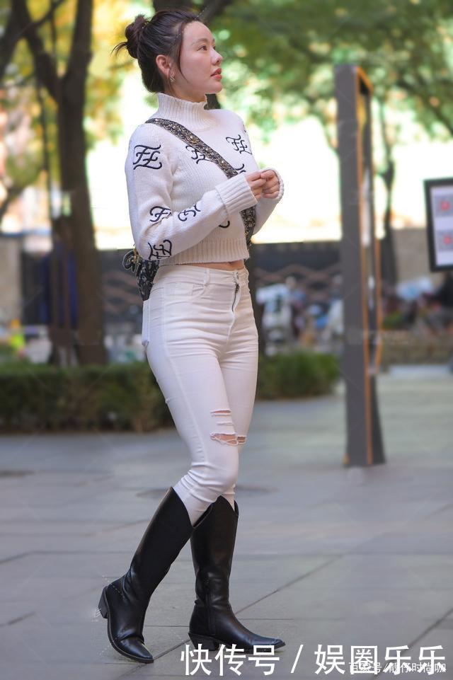 白色毛衣搭配黑色长筒靴,穿起来舒适保暖,高级洋气!