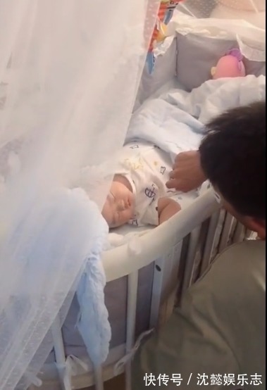 怀疑人生|儿子27岁时,妈妈生下二胎,兄弟俩相处的“画风”让网友怀疑人生