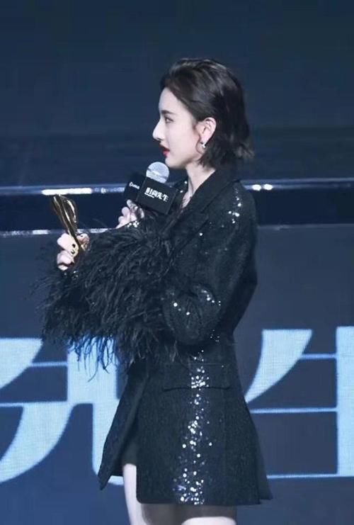 宋祖儿|小姐姐终于像21岁了，阿童木卫衣配绒大衣，穿出日系少女范