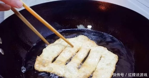 早上给家人炸点油饼,一口酥脆,搭上一碗豆腐脑,吃完浑身舒坦