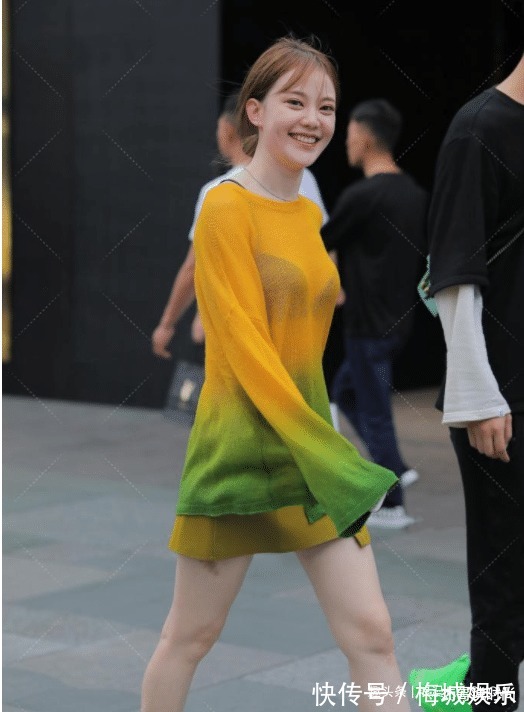 着装 美女一身渐变色的着装,时尚个性,散发出仙女的气质