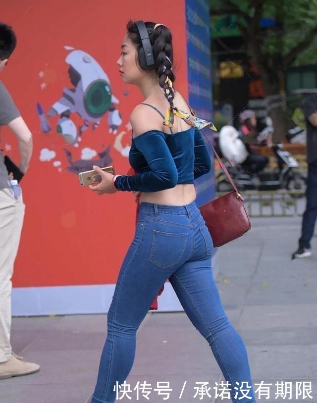 小肚子|低腰裤+吊带露脐装，美女这样穿，身材走样也好看！