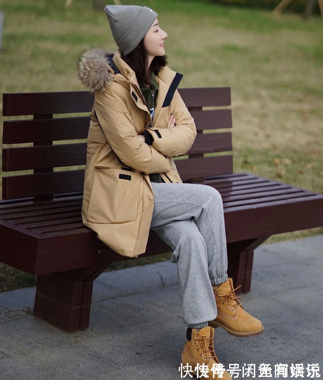裤装 “羽绒服+牛仔裤”太老土了,今年流行搭配这4种裤子,保暖又时髦