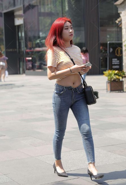 短款条纹图案上衣，搭配简单牛仔裤，塑造轻松减龄的休闲穿搭