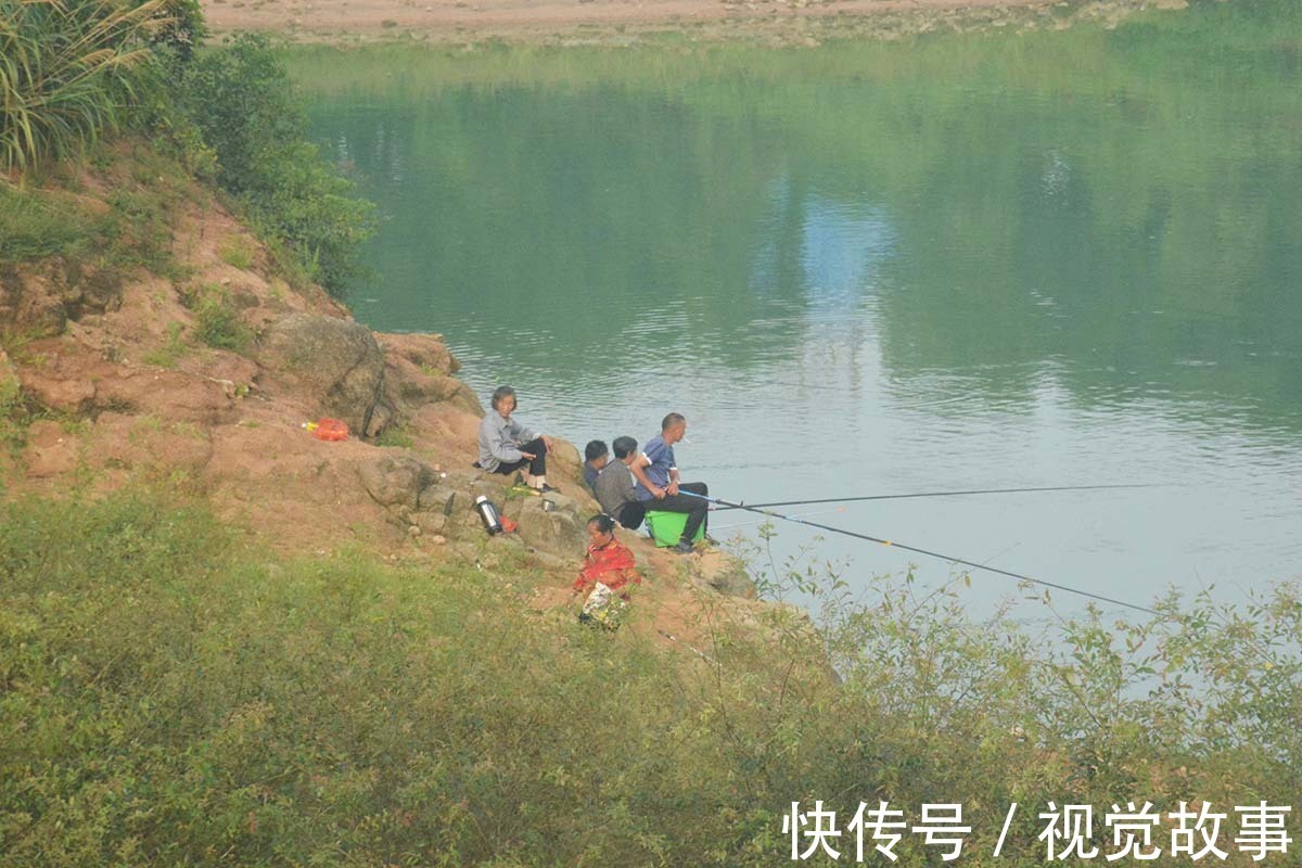 山村村民天天钓鱼，经常空手而归，看靠啥增加收入