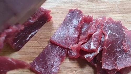 腌牛肉|腌牛肉时，切记不要加酒跟盐，分享一个做法给你，鲜嫩不出水