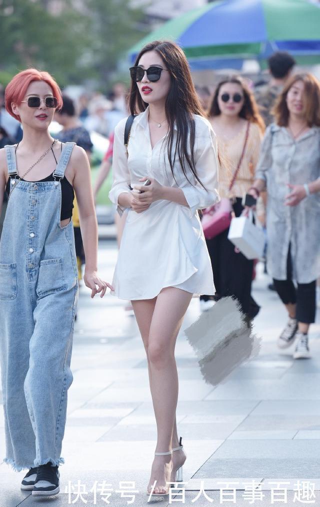 小姐姐|小姐姐的风格让人费解,“超大码”衬衫搭配凉鞋,更显时尚