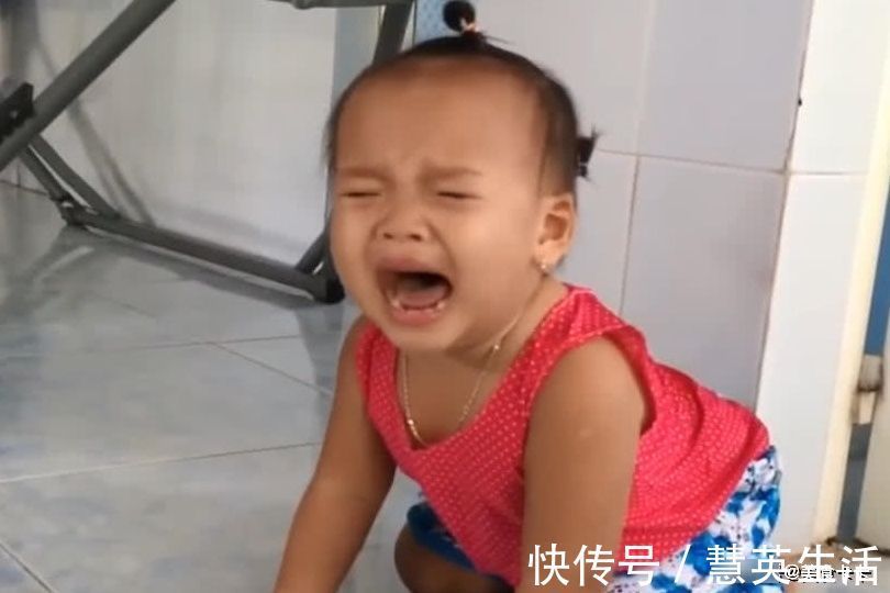 妈妈|妈妈说“爸爸被困在手机里”,宝宝瞧瞧手机泪目了,心疼宝宝一秒