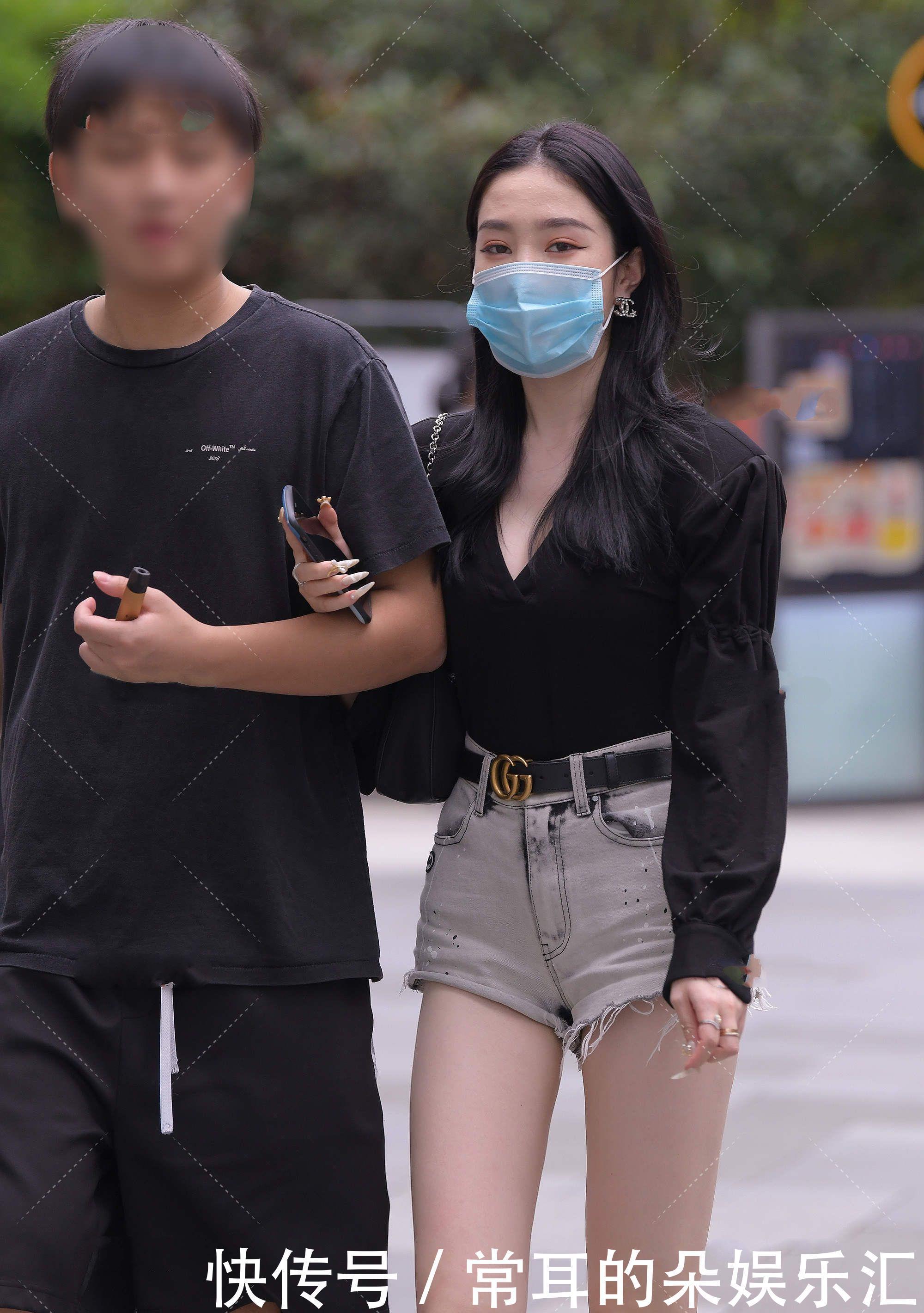 搭配|黑色复古宽肩上衣,搭配一件灰色裤子,展现温优雅又时尚的轻熟风
