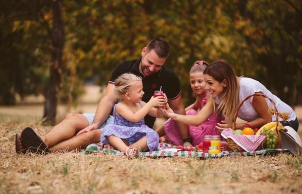 同辈们|一个家庭幸不幸福,出去吃顿饭就能看出来,藏都藏不住