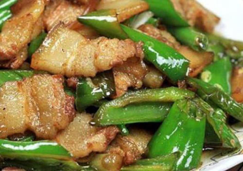  美食推荐：铁板客家豆腐，辣椒炒肉，肉丝炒蒜苗，蒜油意面的做法