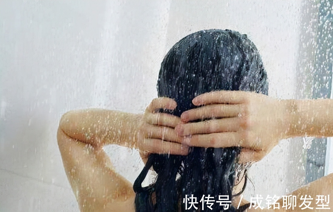 烫发 烫发后几天洗头最好?第一天洗去味,第二天洗去碱,超过三天伤发