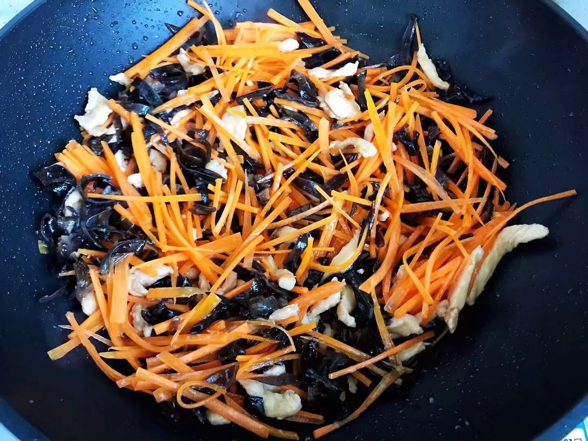家常小炒胡萝卜木耳炒鸡丝,10分钟就做好,简单快手,鲜美可口