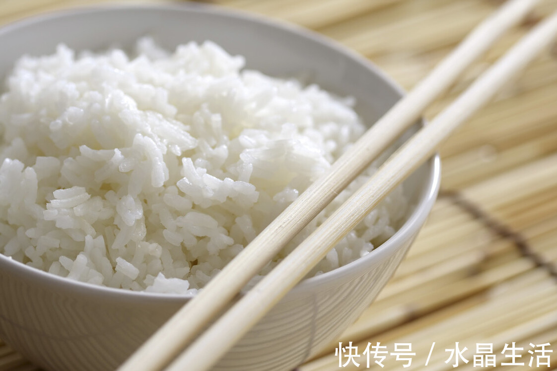 米饭|煮米饭，只加水是大错，教你2个技巧，米饭粒粒分明，又香又软
