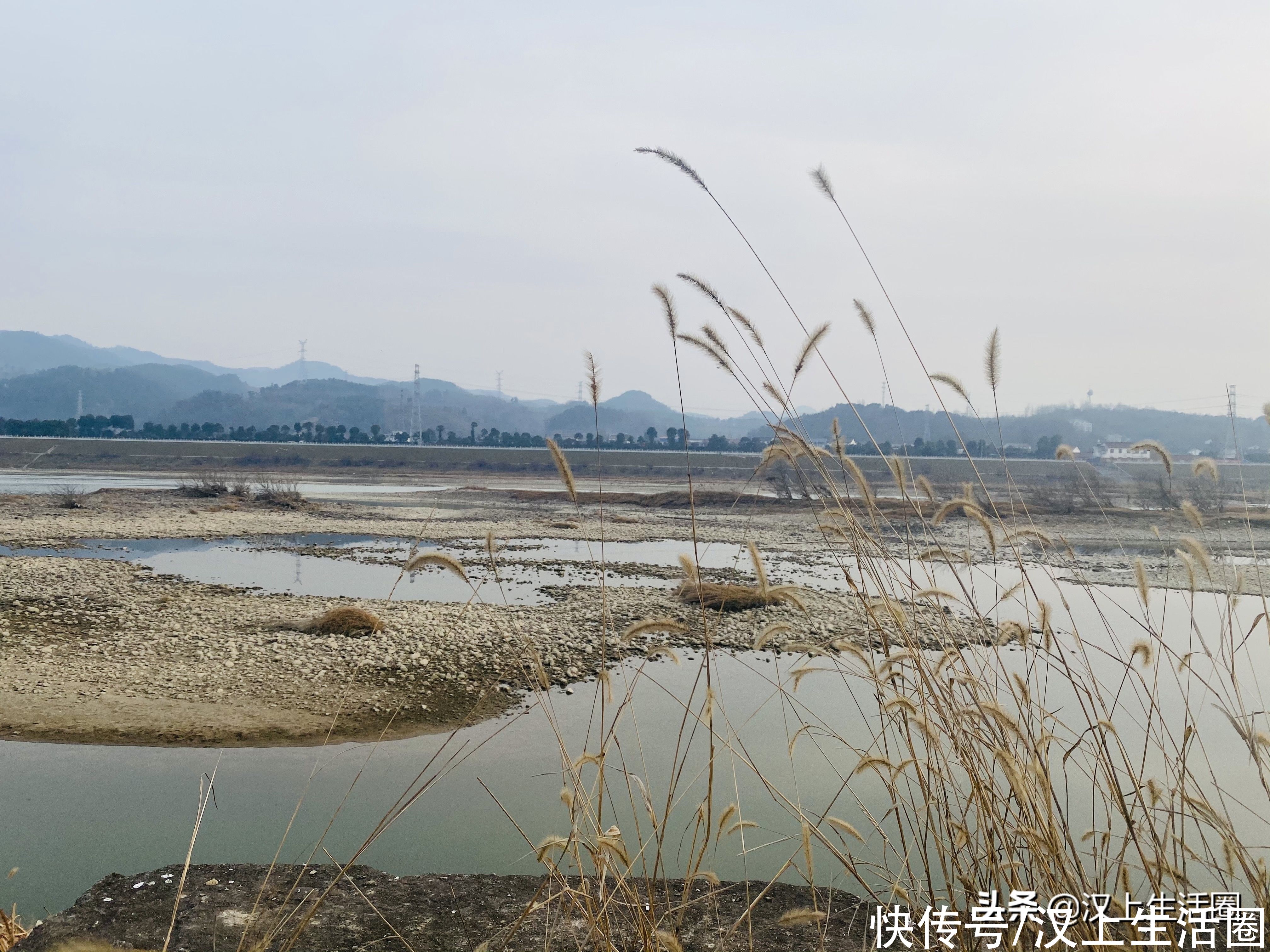 墨秋日曰：独卧溪边任水流，静坐青石意悠悠，风爱荒野