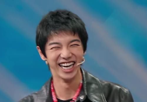 一个人影 华晨宇刚上台就开始脸红,顺着他眼神看向台下,一个人影让全场沸腾