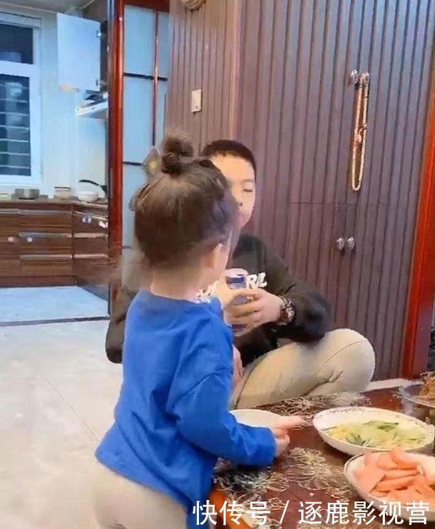 妹妹|女儿在家称王称霸,哥哥放假后,妹妹“不一样了”,妈妈无法淡定