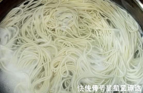 凉拌面|煮面条时,一煮“软趴趴”?注意这3步,面条劲道爽滑不软烂