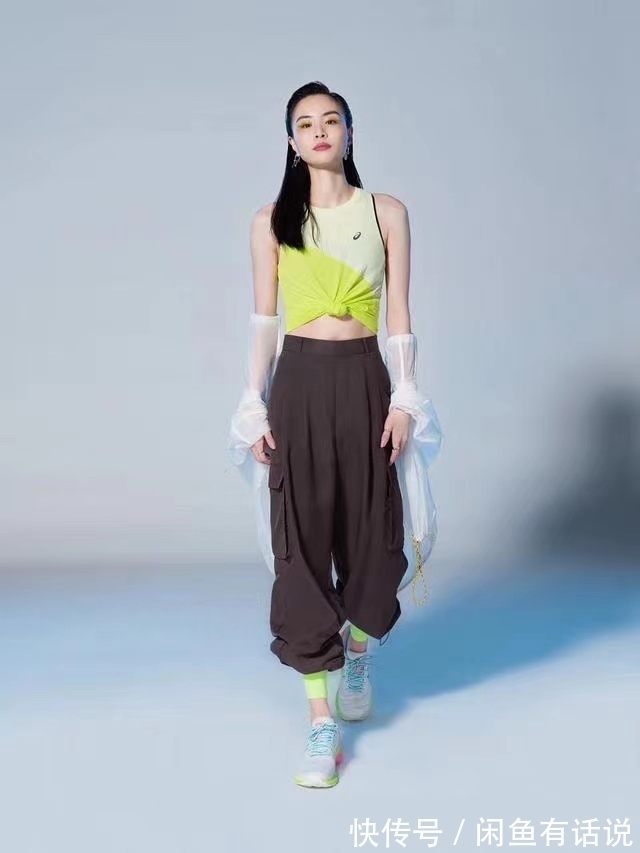 单调|吴敏霞孕后首露面,和老公同穿基础款走机场,打扮低调像邻家姐姐