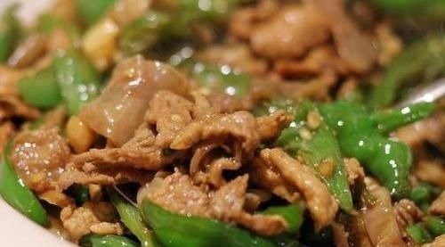 不管炒什么肉,总是会粘锅?大厨:学会3个技巧,肉更鲜嫩不粘锅