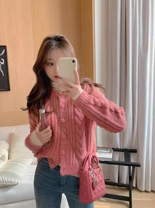 2021年的新年毛衣，这样穿就很美！