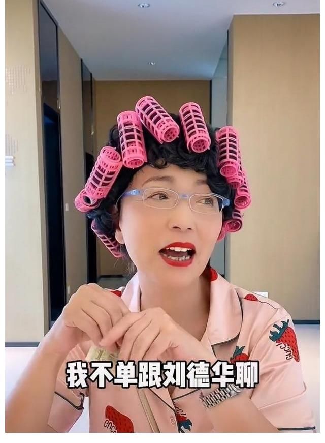 社交平臺(tái)|“石榴姐”現(xiàn)身鄉(xiāng)村務(wù)農(nóng)，墻上滿是煙灰污垢，身價(jià)過(guò)億生活仍節(jié)儉