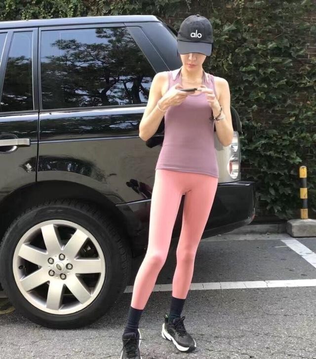 苗条|街拍性感清秀的紧身打底裤美女,把女性的苗条身姿展现出来