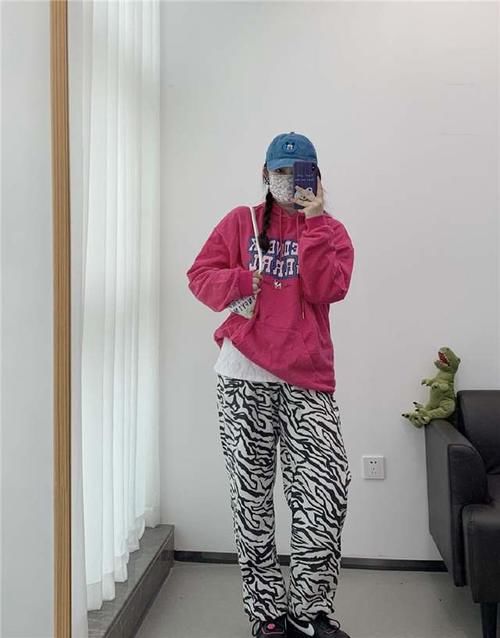 只会穿毛衣怎么能行！“卫衣”才是时尚王者，时髦精们都在这样穿