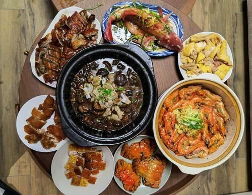 俞灏明亲自下厨，做年夜饭，这菜太有年味儿了，网友：人帅厨艺棒