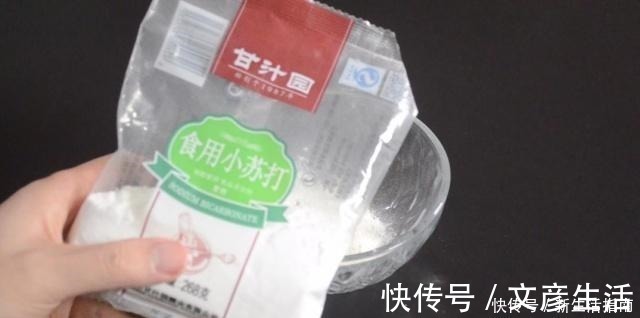 油垢|厨房瓷砖上满是油垢教你一招，不用一滴水，瓷砖立马光亮如新！