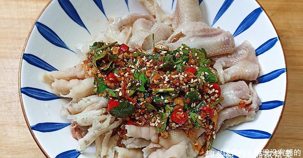 教你做香辣鸡爪,做法超简单,比在外面买的好,春节做给家人吃