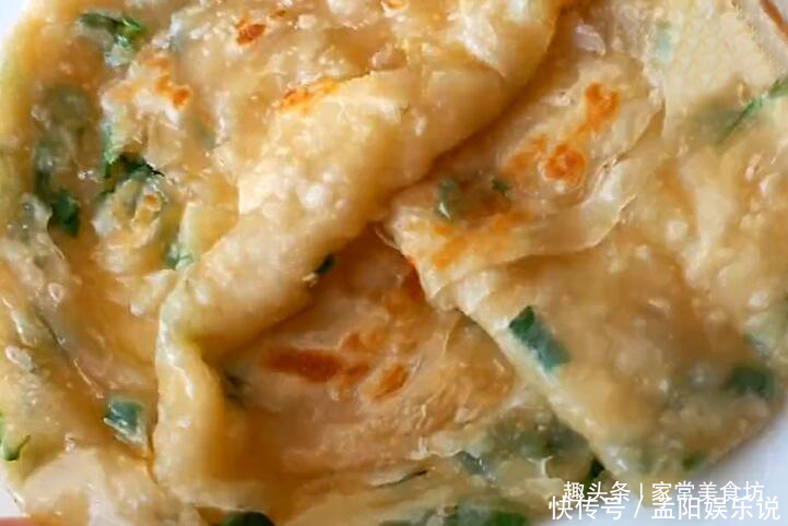 烙大饼|烙饼时,很多人都忽略这一步,难怪大饼不鼓起没层次还很硬