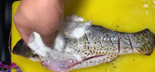 红烧鱼怎么做好吃？2个环节很重要，肉质鲜嫩味美不腥又入味
