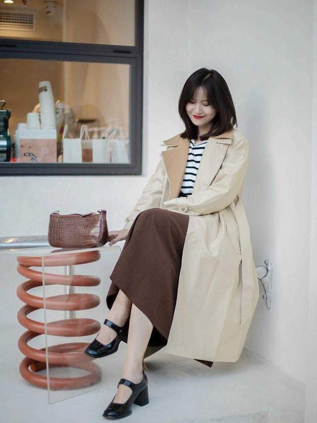 小姐姐|入秋外套不知如何选,一件风衣就够了,大气又时尚,还能提升气质