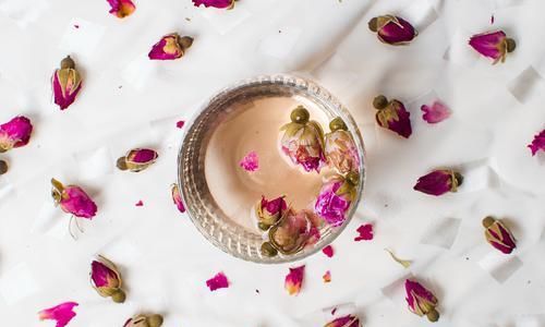 女人常喝玫瑰花茶，会收获3个好处，分享给大家3种玫瑰花的做法