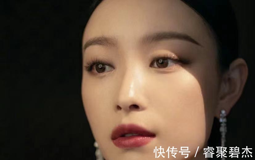 诗诗|如果你的脸有3个特点,说明适合走极简风,纯色的东西很适合你