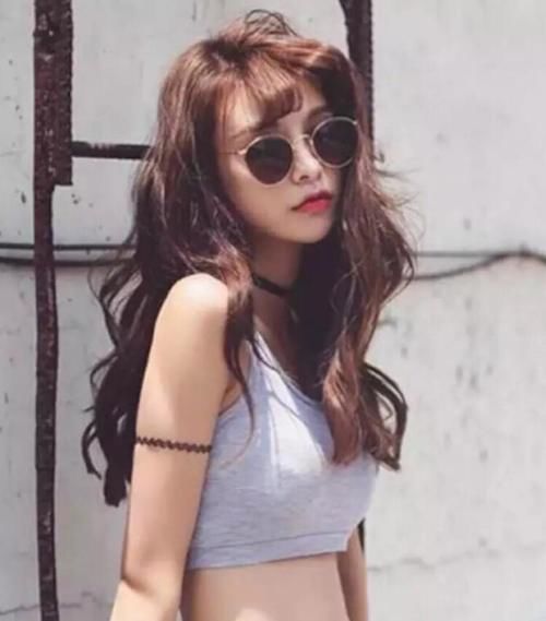 别再披头散发了！这有10款适合圆脸的中卷发型，可甜可盐