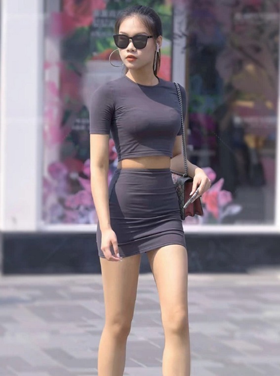 喜欢穿包臀裙的性感姐姐,走在街上彰显东方女人时尚气息!