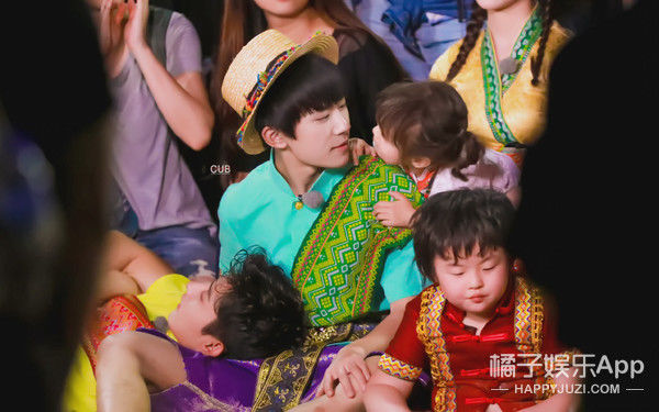 還記得《放開我北鼻》哈琳嗎？她和易烊千璽拍戲了。