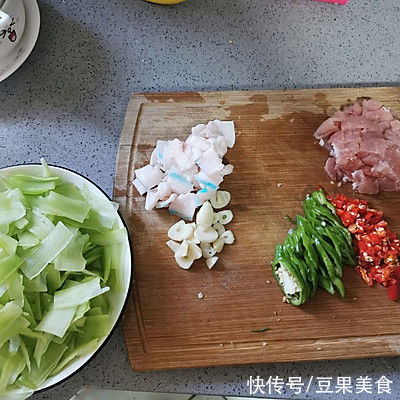 这道爽脆莴笋炒肉真的是不讲究，有啥放啥都好吃