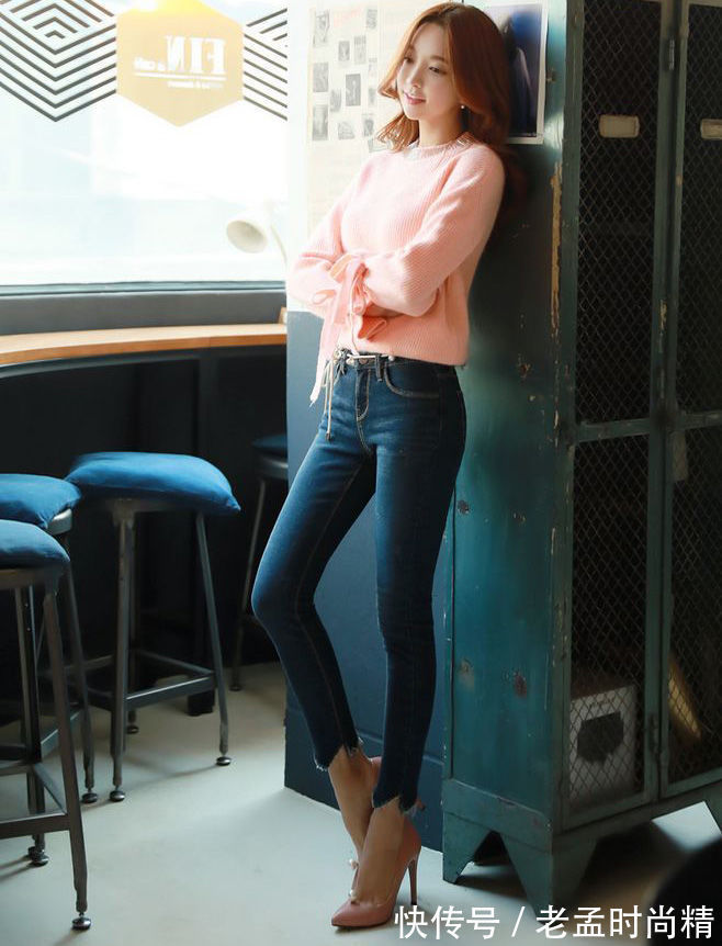 牛仔裤 街拍:牛仔裤小姐姐的搭配青春俏皮,亭亭玉立的美感